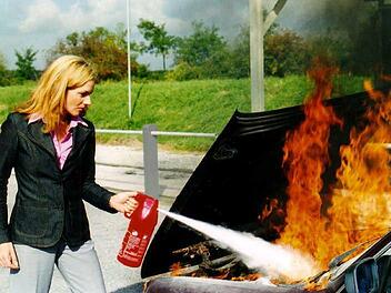 Die Motorhaube sollte man nicht so weit wie auf diesem Symbolbild öffnen, wenn man versucht, einen Fahrzeugbrand zu löschen. Foto: Archiv