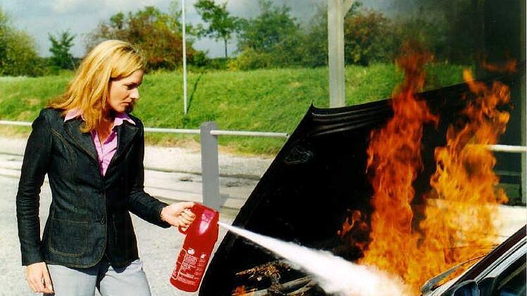 Die Motorhaube sollte man nicht so weit wie auf diesem Symbolbild öffnen, wenn man versucht, einen Fahrzeugbrand zu löschen. Foto: Archiv