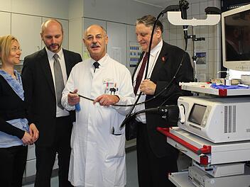 Landrat Eberhard Irlinger (rechts) ist überzeugt, mit Bianca Dotterweich, Albert Prickarz und Hans-Joachim Laugwitz (von links) das richtige Führungsteam für das Höchstadter Kreiskrankenhaus gefunden zu haben. Foto: Andreas Dorsch