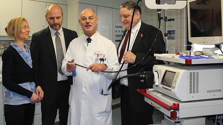 Landrat Eberhard Irlinger (rechts) ist überzeugt, mit Bianca Dotterweich, Albert Prickarz und Hans-Joachim Laugwitz (von links) das richtige Führungsteam für das Höchstadter Kreiskrankenhaus gefunden zu haben. Foto: Andreas Dorsch