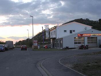 Soll mit einem Wendehammerr noch eine kleine Erweiterung "an der Lohwiese" ermöglicht werden oder wäre ein Kreisel für das Gewerbegebiet zukunfststrächtiger? Ein Absperrschild (hinten links) zeigt am letzten Betrieb das Ende der Erschließung an. Fotos: Günther Geiling