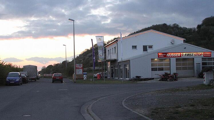 Soll mit einem Wendehammerr noch eine kleine Erweiterung "an der Lohwiese" ermöglicht werden oder wäre ein Kreisel für das Gewerbegebiet zukunfststrächtiger? Ein Absperrschild (hinten links) zeigt am letzten Betrieb das Ende der Erschließung an. Fotos: Günther Geiling