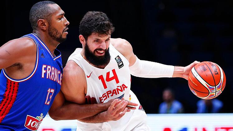 Zwei NBA-Spieler im Duell. Der 33-jährige Routinier Boris Diaw (links) versucht den neun Jahre jüngeren Spanier Nikola Mirotic beim Zug zum Korb zu stoppen. Foto: Sebastien Nogier/dpa