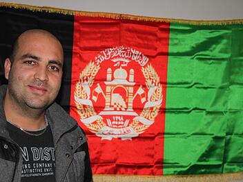Vor drei Jahren wollte sich Nasratullah Popalzai vom Schlot der alten Spinnerei in Kulmbach in den Tod stürzen. Jetzt hat der Afghane Arbeit, eine Wohnung. Die Verzweiflung ist der Hoffnung gewichen - aber die Angst vor der Abschiebung bleibt. Foto: Jochen Nützel