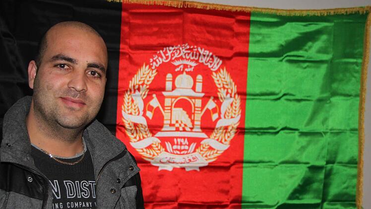 Vor drei Jahren wollte sich Nasratullah Popalzai vom Schlot der alten Spinnerei in Kulmbach in den Tod stürzen. Jetzt hat der Afghane Arbeit, eine Wohnung. Die Verzweiflung ist der Hoffnung gewichen - aber die Angst vor der Abschiebung bleibt. Foto: Jochen Nützel