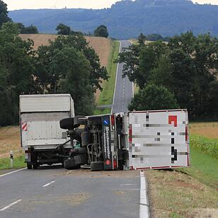 Biker verursacht Unfall: Anhänger kippt bei Scheßlitz um