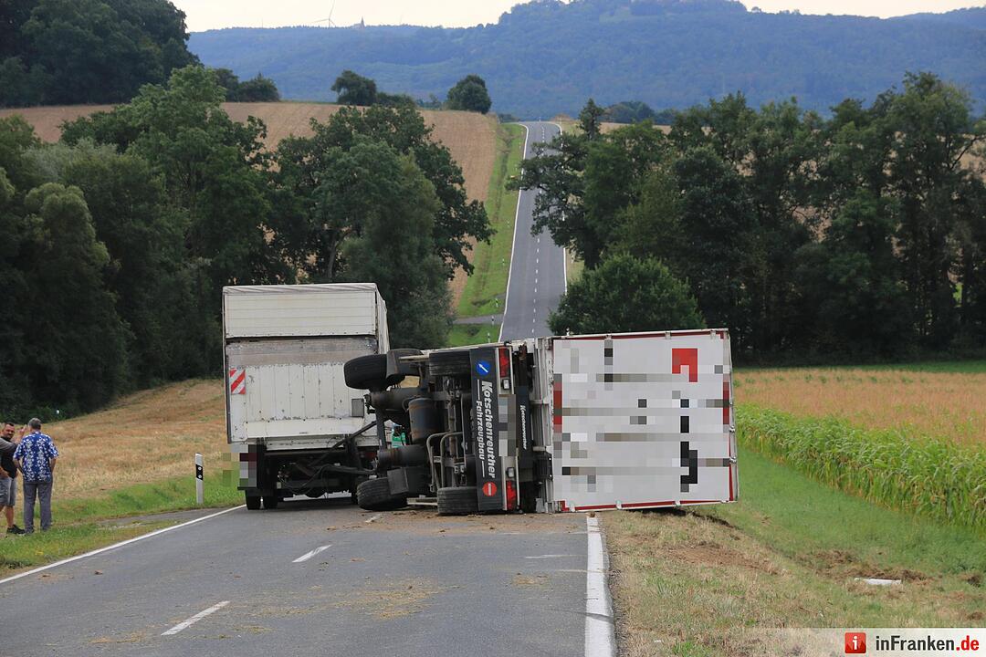 Biker verursacht Unfall: Anhänger kippt bei Scheßlitz um