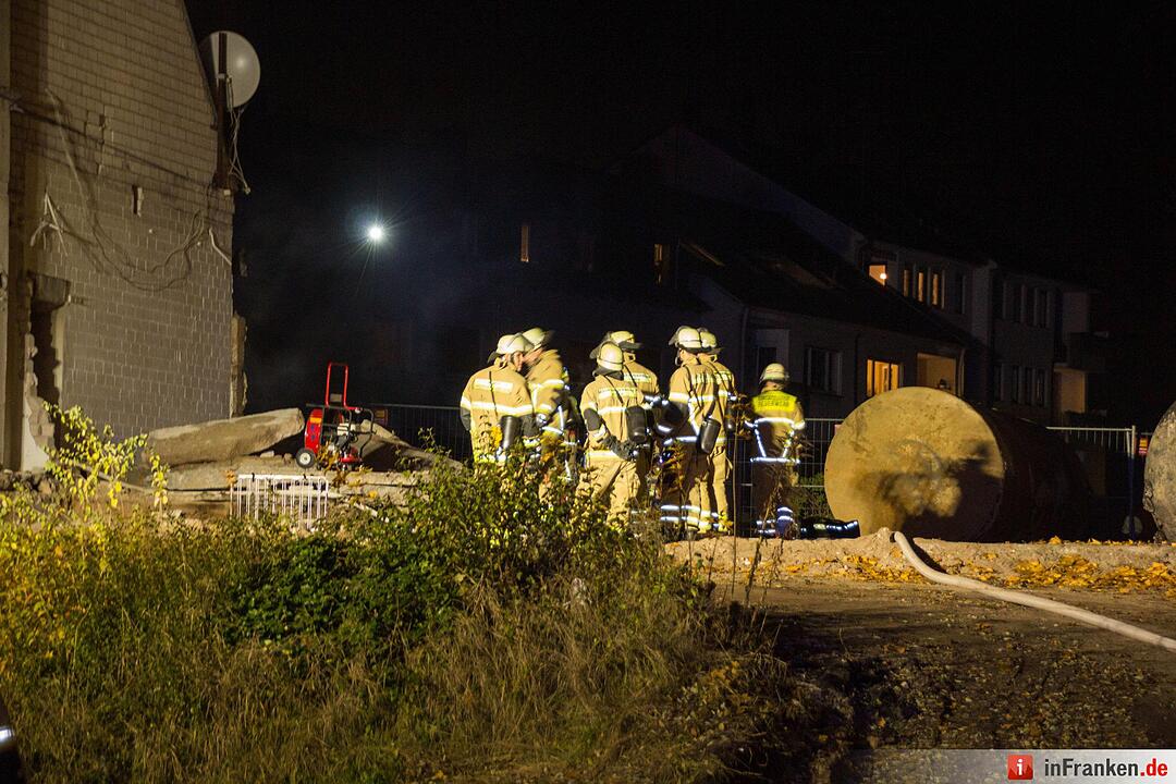 Dichter Qualm drang aus Abbruchhaus - Passanten verständigten die Feuerwehr