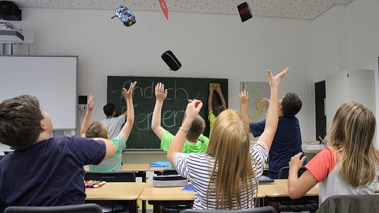 Einige Schüler der Klasse 6c der Eltmanner Wallburg-Realschule haben den Ferien-Jubel schon mal für das Foto geübt.  Foto: Katja Müller