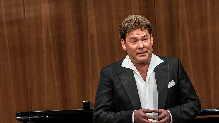 Mit einem Liederabend gastierte der international erfolgreiche Altus Matthias Rexroth bei der Coburger Gesellschaft der Musikfreunde. Am Klavier:: Marius Klubczuk.Jochen Berger