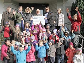 Die Kindergartenkinder, die Leiterin und der Bürgermeister freuen sich über die Riesen-Spende, oben v. l.: Georg Schwarzmann, Torsten Gunselmann, Rebecca Fischer, Otto Neubauer, Sebastian Schwarzmann und Elisabeth Linz. Foto: Mathias Erlwein