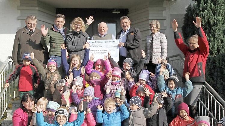 Die Kindergartenkinder, die Leiterin und der Bürgermeister freuen sich über die Riesen-Spende, oben v. l.: Georg Schwarzmann, Torsten Gunselmann, Rebecca Fischer, Otto Neubauer, Sebastian Schwarzmann und Elisabeth Linz. Foto: Mathias Erlwein