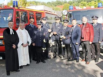Bürgermeister Martin Finzel (Vierter von rechts) übergab zusammen mit der Feuerwehrführung und Landrat Michael Busch die neuen Gerätschaften an die Feuerwehren. Die Geistlichkeit bat um den göttlichen Segen.  Foto: Michael Stelzner