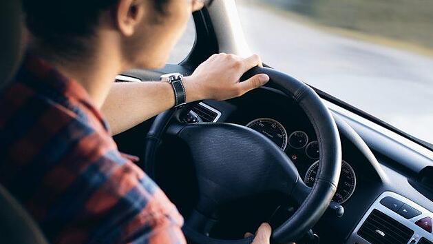 Die Frau bedrohte den 18-j&auml;hrigen Autofahrer mit dem Tod. Symbolfoto: pixabay.com