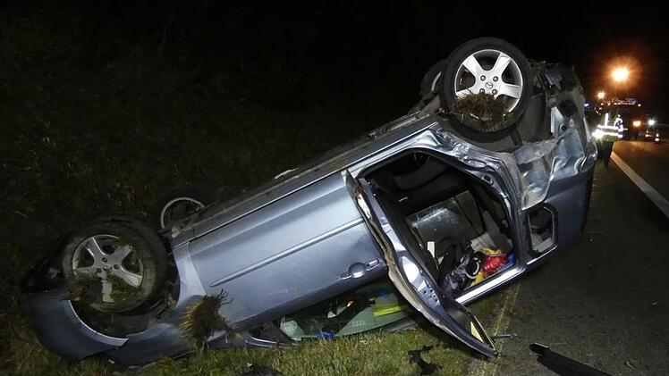 Auf dem Dach blieb der Mazda der jungen Autofahrerin liegen. Die 19-J&auml;hrige wurde leicht verletzt. Christian Licha