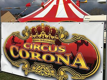 Den  Namen hatten sich die Zirkusleute schon länger ausgesucht und Werbemittel erstellen lassen. Damit hat Circus Corona im  Moment aber nur Pech, wie es scheint. Foto: Anette Schreiber
