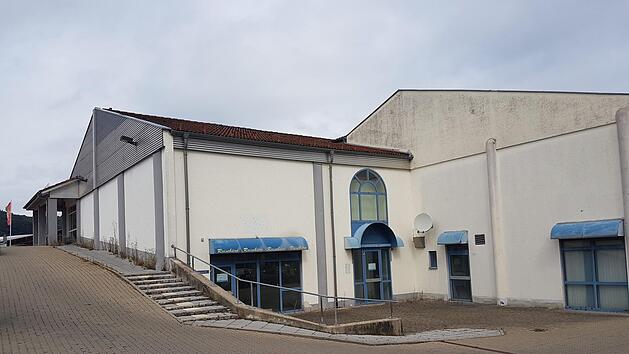 Das große  Geschäftshaus an der Bürgermeister-Kleinlein-Straße wird abgebrochen. Foto: Alexander Hartmann