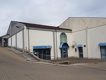 Das große  Geschäftshaus an der Bürgermeister-Kleinlein-Straße wird abgebrochen. Foto: Alexander Hartmann