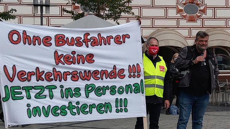 Michael Blümlein (rechts) während seiner Ansprache auf dem Marktplatz. Foto: Simone Bastian