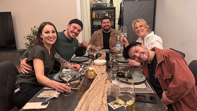 An Tag 3 des Influencer-Specials trifft sich die Runde bei Ramin in Frankfurt.