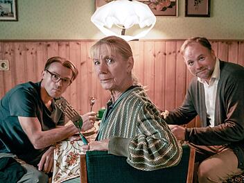 Wie in alten Zeiten: Baba Sifkovits (Erika Deutinger) hat ein strenges Auge auf ihren inzwischen erwachsenen Sohn (Thomas Stipsits, rechts) und dessen Kindheitsfreund Freco (Gerhard Liebmann).