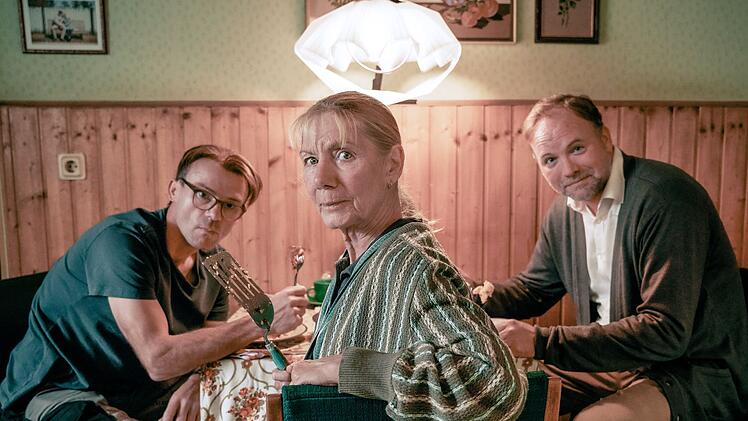 Wie in alten Zeiten: Baba Sifkovits (Erika Deutinger) hat ein strenges Auge auf ihren inzwischen erwachsenen Sohn (Thomas Stipsits, rechts) und dessen Kindheitsfreund Freco (Gerhard Liebmann).