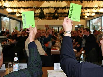 Die Delegierten votierten fast geschlossen für die CSU-Kreistagsliste. Unser Bild zeigt Altlandrat Herbert Neder (links) und Landrat Thomas Bold bei der Abstimmung. Fotos: Werner Vogel