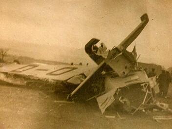 Die abgestürzte Junkers W 34 auf dem Plateau des Staffelbergs; im Hintergrund ist die Adelgundiskapelle zu sehen. Foto: Archiv Geuß