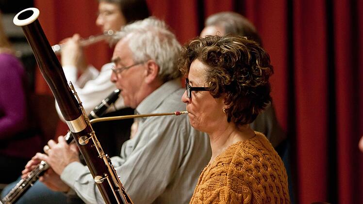 Unter Leitung von Hans Stähli probt das Orchester der "Musikfreunde Neustadt".Foto: Jochen Berger