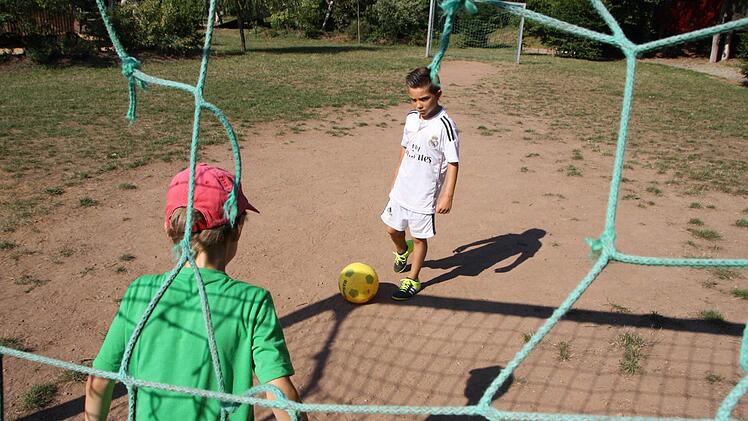 Die Spielplatz-Tester auf dem Euerdorfer Spielplatz. Foto: Ralf Ruppert