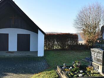 Rechts neben der Aussegnungshalle im Friedhof in Greßhausen soll Anfang 2016 eine Urnenmauer errichtet werden. Foto: Ulrike Langer
