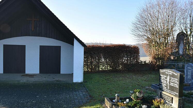 Rechts neben der Aussegnungshalle im Friedhof in Greßhausen soll Anfang 2016 eine Urnenmauer errichtet werden. Foto: Ulrike Langer