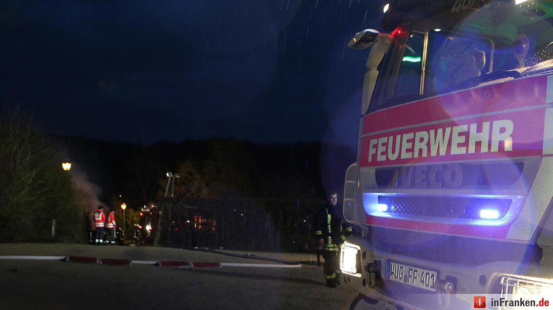 Wohnhaus geht lichterloh in Flammen auf