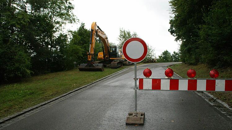 Ab hier geht nichts mehr: Die Straße von Trossenfurt Richtung Hummelmarter wegen des begonnenen Ausbaus total gesperrt. Foto: Sabine Weinbeer