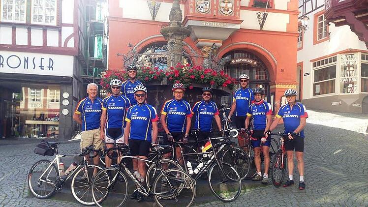 Von ihrer Viertagestour nach Luxemburg kehrten die Oerlenbacher Euro-Biker zurück (von links): Klaus Waltinger, Klaus Neumann, Steffen Hartung, Hubert Schott, Alois Karch, Joachim Bauer, Roland Borst, Rainer Sauer und Rudi Werner. Foto: Stefan Geiger