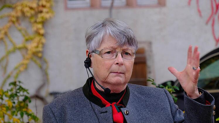 Eva Albert informiert bei der Stadtführung über die klugen Köpfe. Foto: Gerd Schaar
