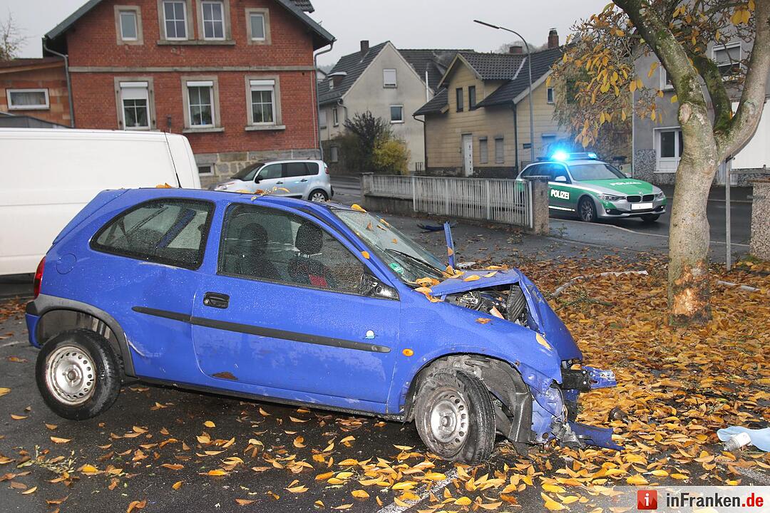 Auto prallt in Mönchsröden gegen Werbeschild: Fahrer schwer verletzt