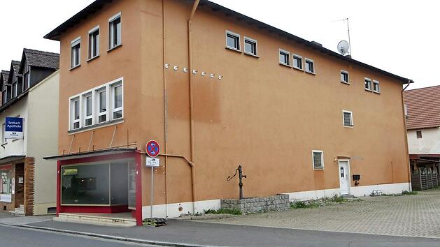 Das Geb&auml;ude in der Ortsmitte von Weisendorf, in dem Fl&uuml;chtlinge ein Zuhause finden sollen. Auf Nachfrage zur Zeitschiene erkl&auml;rte Verwaltungsleiterin Eva Fr&ouml;hlich, dass die Regierung nur noch auf den Beschluss und den F&ouml;rderantrag warte und dann die Bewilligung sehr schnell kommen w&uuml;rde.  Foto: Richard S&auml;nger
