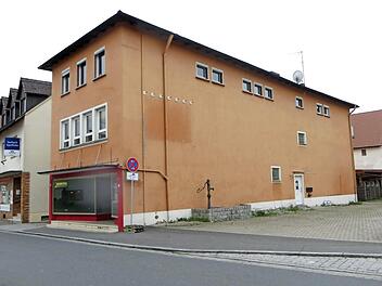 Das Gebäude in der Ortsmitte von Weisendorf, in dem Flüchtlinge ein Zuhause finden sollen. Auf Nachfrage zur Zeitschiene erklärte Verwaltungsleiterin Eva Fröhlich, dass die Regierung nur noch auf den Beschluss und den Förderantrag warte und dann die Bewilligung sehr schnell kommen würde.  Foto: Richard Sänger