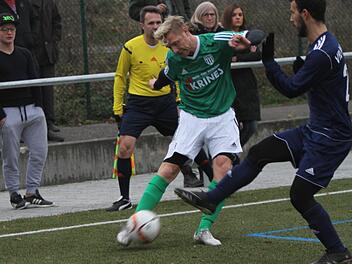 Auf die Routine ihres spielenden Co-Trainers Stefan Nöthling (grünes Trikot) setzen die stark ersatzgeschwächten Sander beim Würzburger FV.