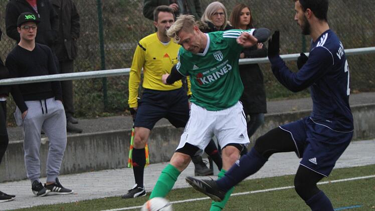 Auf die Routine ihres spielenden Co-Trainers Stefan Nöthling (grünes Trikot) setzen die stark ersatzgeschwächten Sander beim Würzburger FV.