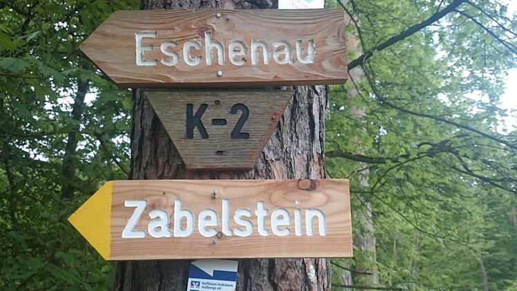 Den Wanderwarten der Fünf-Sterne-Gemeinden wirft die Gemeinde Knetzgau vor, Schilder des Laufparadieses bewusst zu zerstören. Hier wurde der Hinweis Zabelstein über den Hinweis auf das Laufparadies plakatiert.C. Reuther