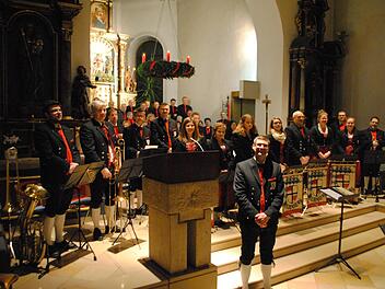 Mit dem gemischten Chor und der Trachtenkapelle gestalteten circa 70 Sänger und Musikanten ein abwechslungsreiches und anspruchsvolles Adventskonzert in der St. Martin Kirche. Foto: Evelyn Schneider