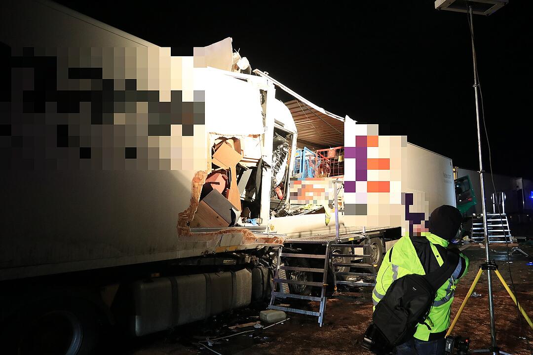 Zwei tödliche Unfälle auf der A3 in kurzer Zeit: Zwei Lkw rasen jeweils in Stauende