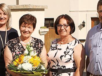 Schulrätin Susanne Vodde (links) verabschiedete Edith Mayer; gute Wünsche gab es auch von Rektorin Angelika Schmitt und Bürgermeister Walter Ziegler (weiter von links). Foto: G. Geiling
