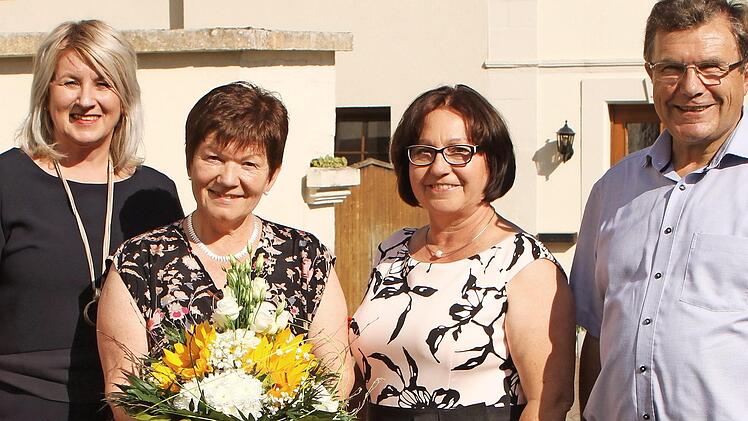 Schulrätin Susanne Vodde (links) verabschiedete Edith Mayer; gute Wünsche gab es auch von Rektorin Angelika Schmitt und Bürgermeister Walter Ziegler (weiter von links). Foto: G. Geiling
