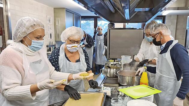 In Theorie und Praxis befassten sich Workshopteilnehmer mit dem Thema "Gemeinschaftsverpflegung mit Bioprodukten". Foto: Carmen Schwind