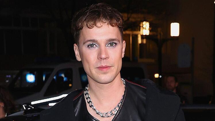 2024 outete sich Felix Jaehn als non-bin&auml;r. Privat m&ouml;chte Jaehn nun Fee genannt werden, als K&uuml;nstlername bleibt der alte Name aber erhalten.