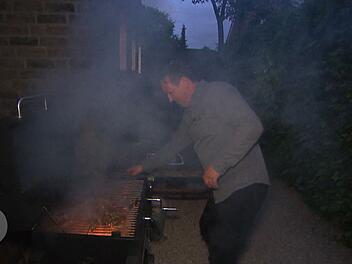 Beim Kotelett-Grillen wird der Gastgeber selbst gut geräuchert,