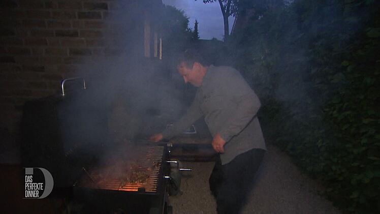 Beim Kotelett-Grillen wird der Gastgeber selbst gut geräuchert,